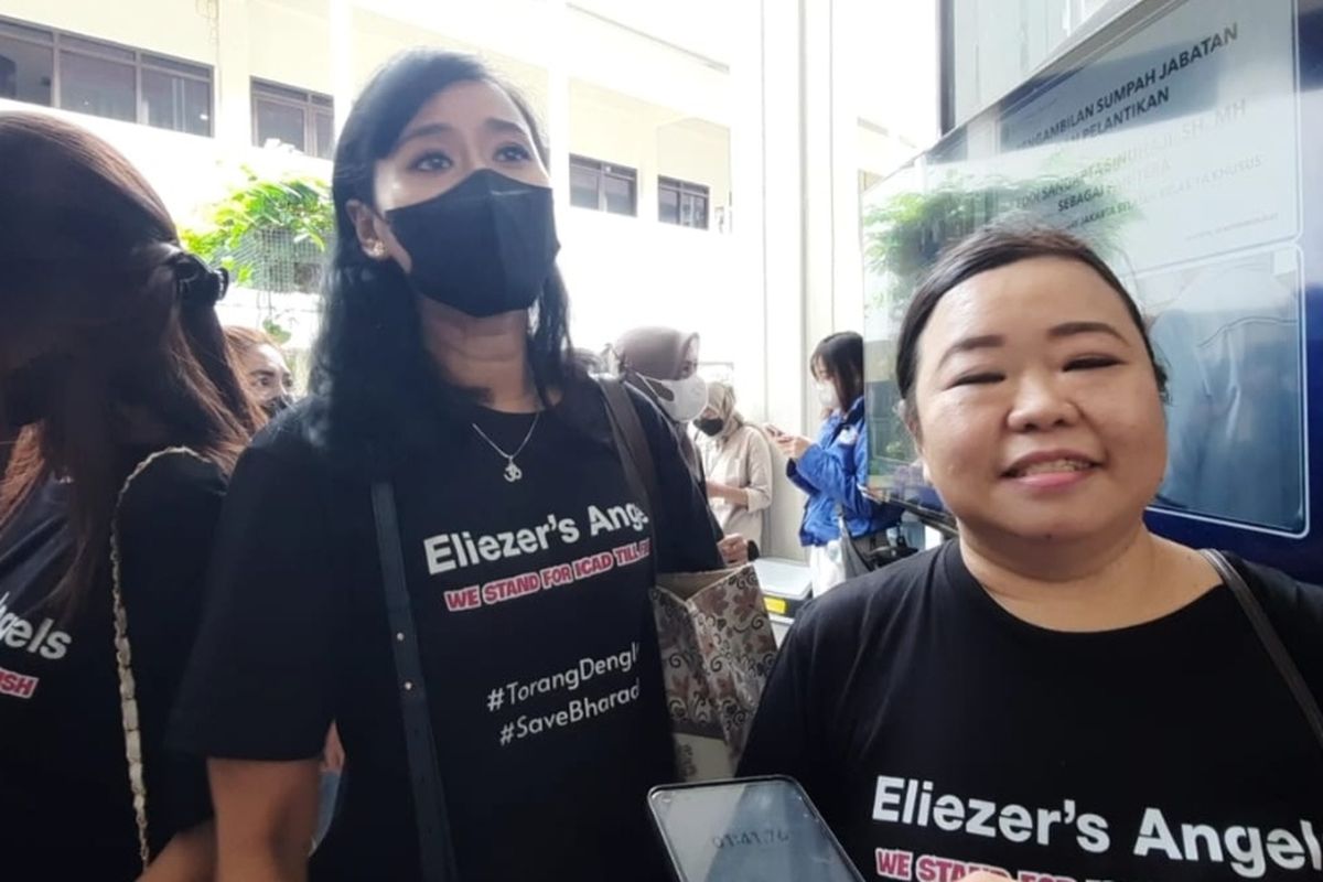 Sejumlah perempuan yang mengaku Richard Eliezer atau Bharada E kembali mendatangi Pengadilan Negeri (PN) Jakarta Selatan pada Senin (28/11/2022).