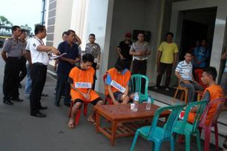 Polisi menggelar reka ulang kasus pembunuhan yang terjadi di Manado.