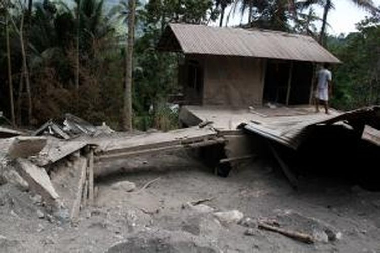 Rumah warga di Desa Kola-Kola, Siau Timur, Sitaro yang tertimbun material vulkanis sewaktu gunung api Karangetang erupsi pada 7 Mei 2015.