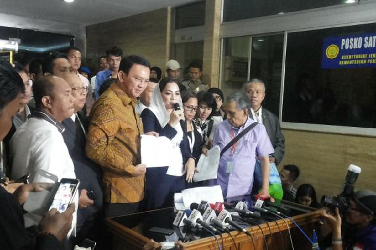 Terdakwa kasus dugaan penodaan agama Basuki Tjahaja Purnama alias Ahok bersama tim kuasa hukumnya saat menggelar jumpa pers usai lanjutan sidang di Auditorium Kementerian Pertanian, Ragunan, Jakarta Selatan, Selasa (24/1/2017).