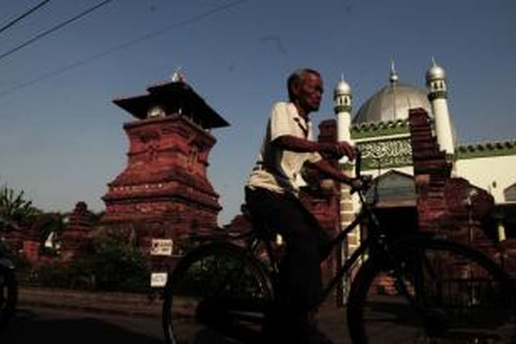 Keindahan arsitektur Menara Kudus di Kabupaten Kudus, Jawa Tengah yang telah menjadi sebuah monumen peradaban masa lalu dan pusat spiritualisme Islam hingga kini, Senin (18/7/2011). Masjid Al-Aqsa atau dikenal Masjid Menara Kudus yang didirikan tahun 1549 ini tidak terlepas dari Sunan Kudus yang menyebarkan Islam melalui alkulturasi budaya. 