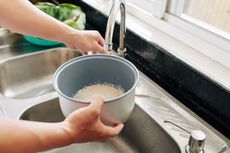Jangan Dibuang, Ini Manfaat Air Cucian Beras untuk Membersihkan Rumah