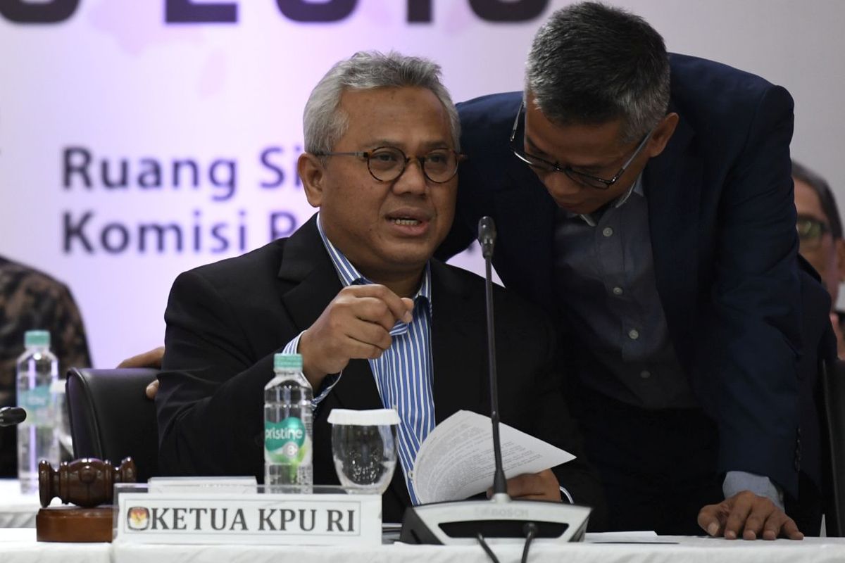 Ketua Komisi Pemilihan Umum (KPU) Arief Budiman (kedua kanan) berbincang dengan Komisioner KPU Wahyu Setiawan (kanan) dan Evi Novida Ginting Manik (kiri) saat Rapat Pleno Terbuka Penetapan Kursi dan Calon Terpilih Anggota DPR dan DPD Pemilu 2019 di Jakarta, Sabtu (31/8/2019). Dari 16 partai politik peserta Pemilu 2019, sebanyak sembilan parpol dinyatakan memenuhi ambang batas parlemen.