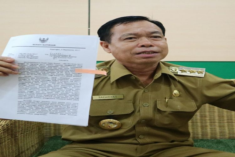 Bupati katingan menunjukkan surat laporan ke Mabes Polri dan Polda Kalimantan Tengah.