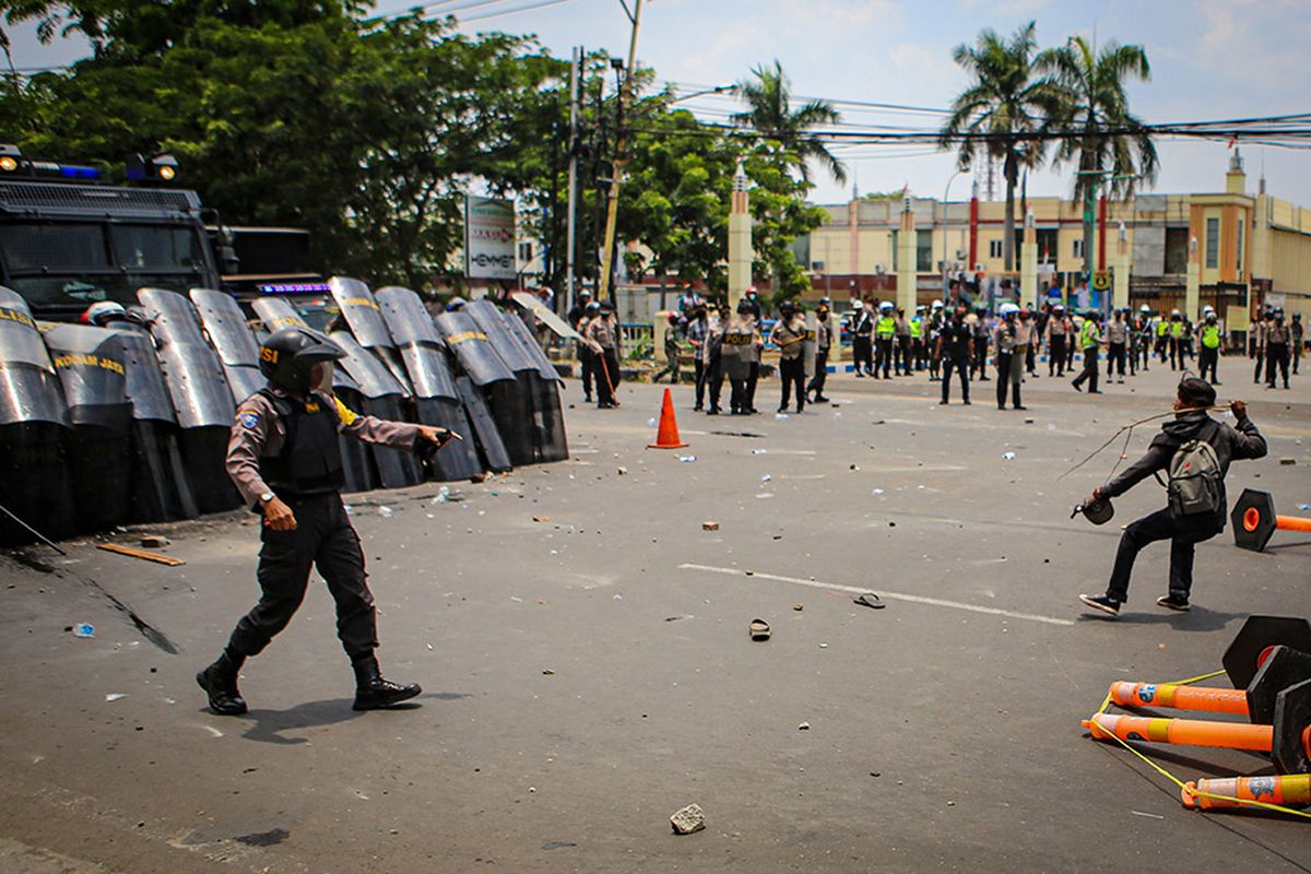 Pengunjuk rasa terlibat bentrok dengan aparat saat aksi di Jalan Daan Mogot, Kota Tangerang, Banten, Kamis (8/10/2020).Aksi tersebut sebagai bentuk perlawanan atas penahanan massa yang akan menuju gedung DPR untuk menggelar aksi penolakan pengesahan Undang-Undang Cipta Kerja.