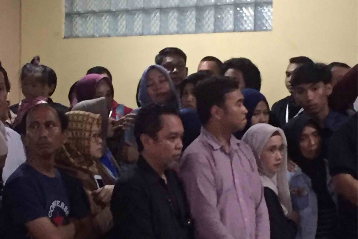 Pihak Rumah Sakit Polri, Kramat Jati, Jakarta  Timur menyerahkan jenazah tiga korban Lion Air JT 610 kepada ketiga keluarga korban. Tiga jenazah atas nama Endang Sri Bagusnita (20) asal Tangerang, Wahyu Susilo (31) asal Klaten, dan  Fauzan Azima (25) asal Sumatera Barat, Sabtu (3/11/2018).