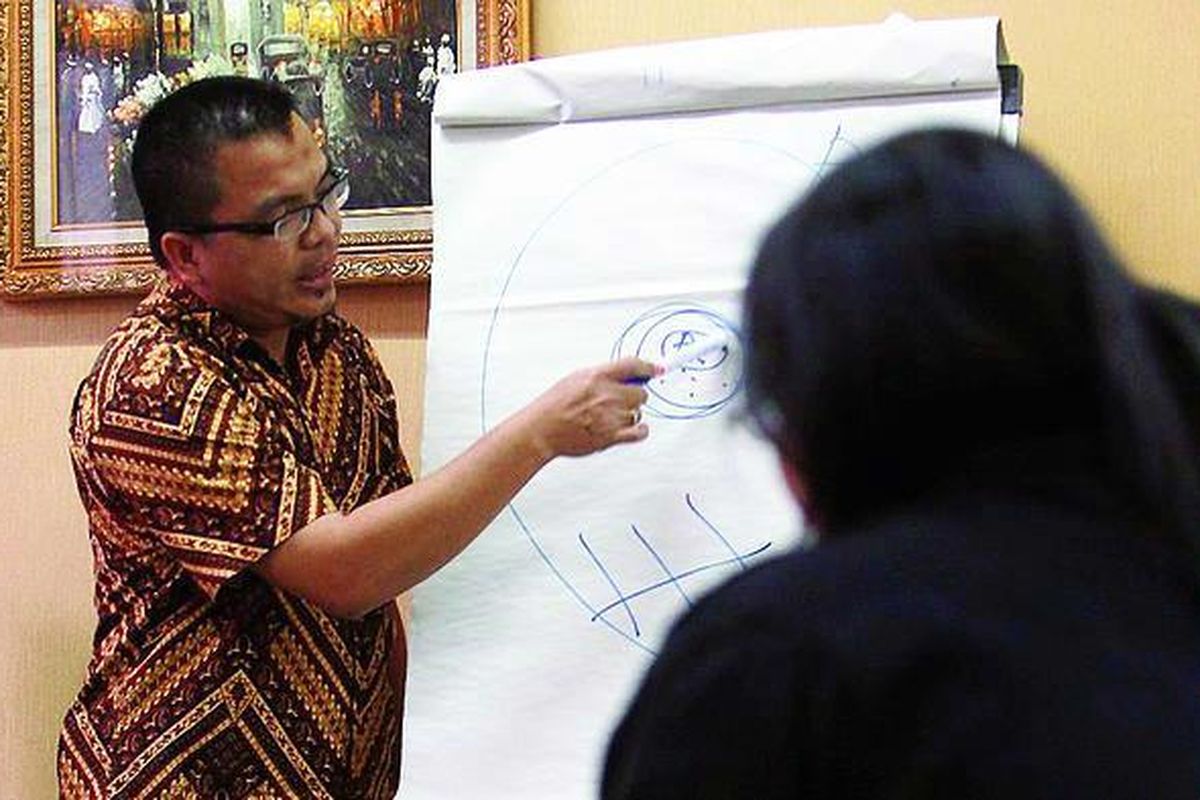 Pasca-putusan Mahkamah Konstitusi perihal jabatan wakil menteri, Denny Indrayana selaku Wakil Menteri Hukum dan Hak Asasi Manusia mengaku tidak terganggu dengan putusan tersebut. Ia masih menjalankan aktivitas sebagai Wakil Menkumham saat ditanya wartawan di kantor Kemenkumham, Jakarta, Rabu (6/6).