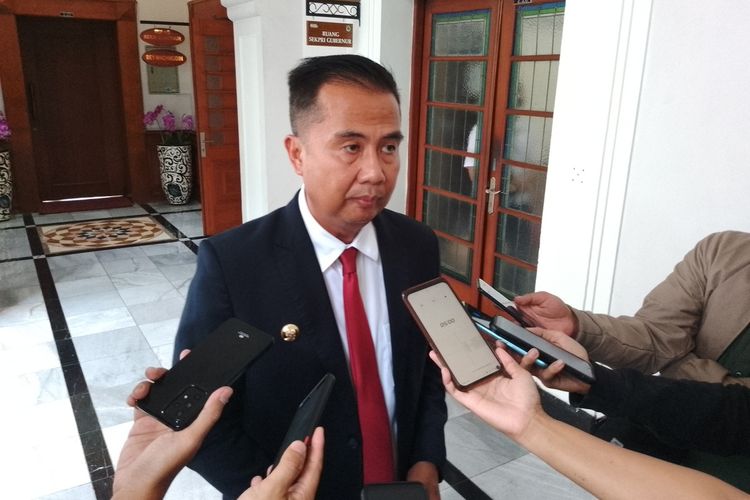 Pj Gubernur Jabar Bey Machmudin saat memberika keterangan di Gedung Sate, Kota Bandung, Senin (13/11/2023).
