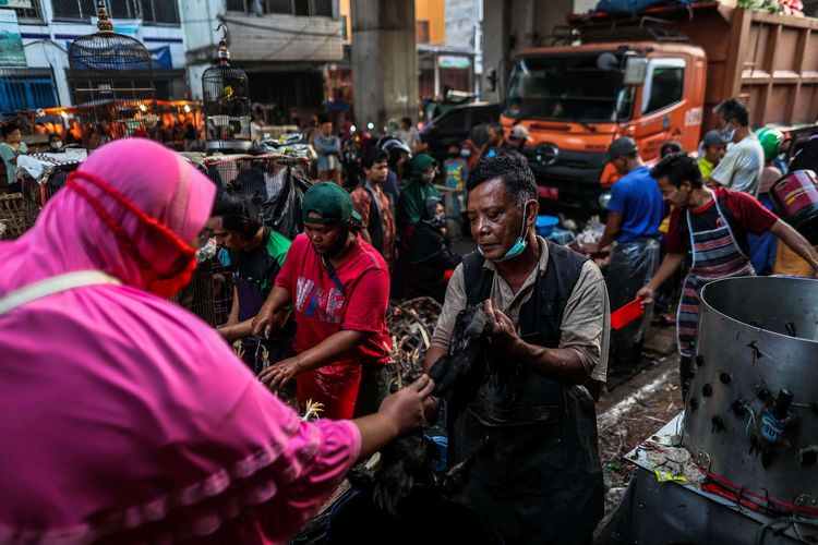 Warga berbelanja di Pasar Kebayoran Lama, Jakarta Selatan, Selasa (11/5/2021). Supermarket, hypermarket, pasar tradisional, toko kelontong dan pasar swalayan yang menjual kebutuhan sehari-hari dibatasi jam operasionalnya sampai Pukul 21.00 dan kapasitas pengunjung 75 persen di tengah lonjakan kasus Covid-19 akibat varian Omicron.