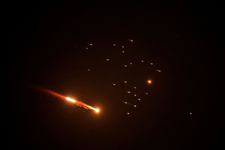 Jejak roket terlihat di langit di atas kota pesisir Israel, Netanya, di tengah gempuran serangan rudal Iran yang baru pada 27 Maret 2026.