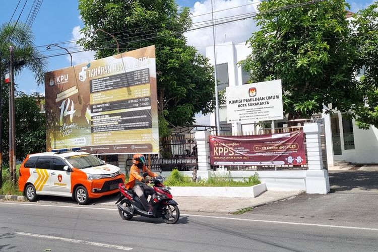 Pengendara sepeda motor melintas di depan Kantor KPU Kota Solo di Jl. Kahurpian Utara No. 23, Kelurahan Sumber, Kecamatan Banjarsari, Solo, Kamis (14/12/2023).