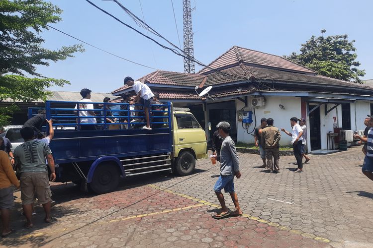 Hampir 1 Tahun Listrik Sering Padam, Warga Desa Bageng Geruduk Kantor PLN Pati
