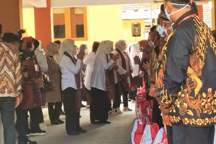 Ibu Negara Indonesia, Iriana Joko Widodo (Jokowi), Ibu Wury Ma’ruf Amin bersama sejumlah anggota Organisasi Aksi Solidaritas Era Kabinet Indonesia Maju (OASE KIM) berkunjung di kabupaten Sragen, Jawa Tengah, tiba di Kantor Kelurahan Masaran, sekitar pukul 09.15 WIB.