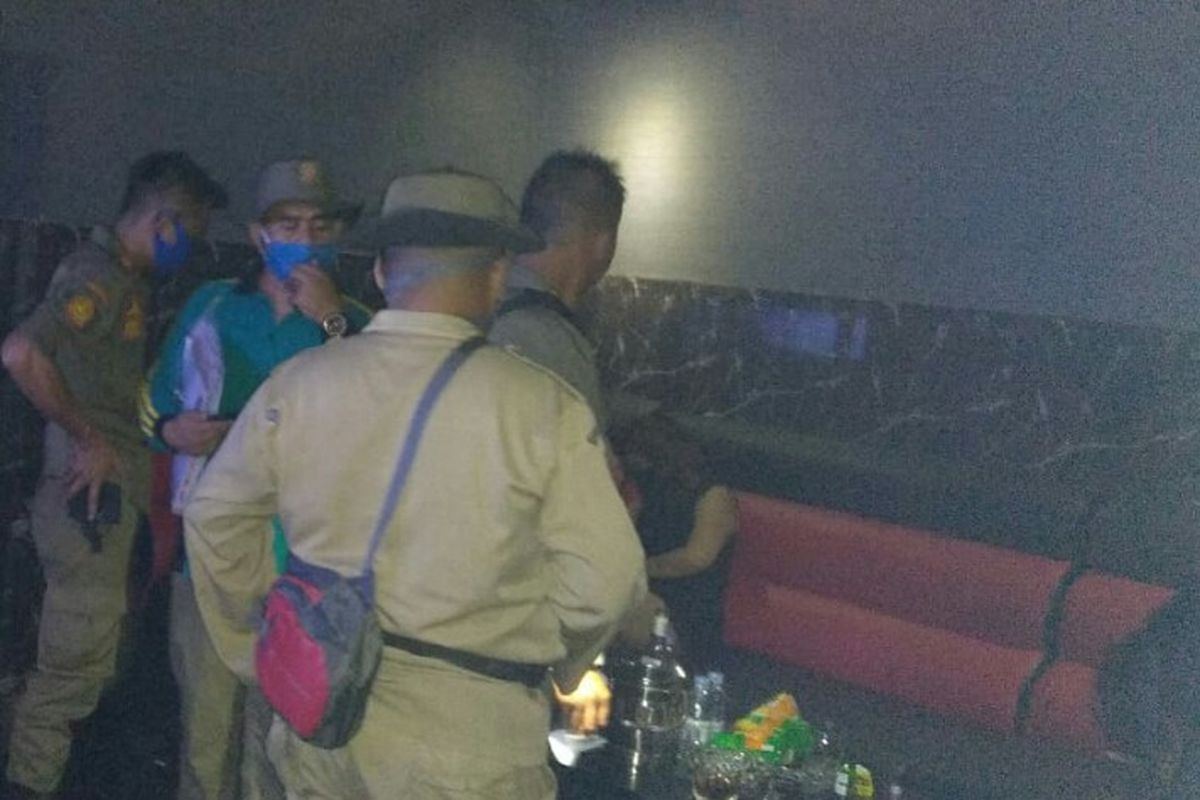 Satuan Polisi Pamong praja (Satpol PP) Kota Tangerang Selatan menggerebek Diskotik Matador yang berlokasi di Ruko Golden Boulevard (RGB) BSD, Serpong Utara, Tangerang Selatan, Kamis (14/5/2020) malam. Penggerebekan tersebut dilakukan setelah diskotik tersebut dikatahui masih beroperasi ditengah penerapan pembatasan sosial berskala besar (PSBB) dan bulan ramadhan.