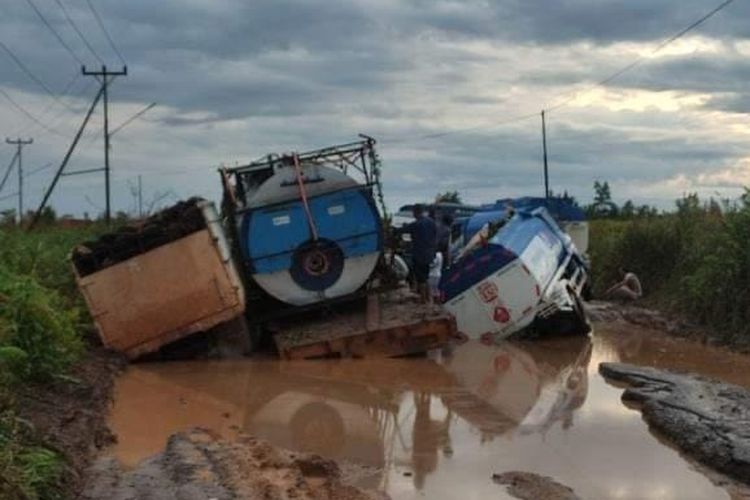 Sebanyak tigq mobil truk amblas di lokasi banjir Jalan Poros Pelang-Tumbang Titi, Kabupaten Ketapang, Kalimantan Barat (Kalbar), sejak Rabu (26/10/2022) dini hari. Satu di antara sopir truk, Muhammad Reza mengatakan, posisi truk amblas menutupi badan jalan, hingga menyebabkan macet panjang.