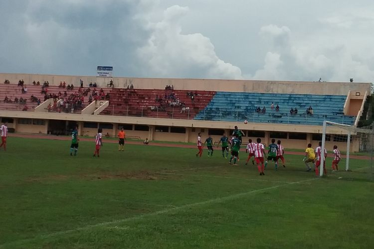 Persik Kendal saat menciptakan kemelut di depan gawang Deltras Sidoarjo.