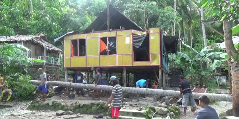Rumah lansia Yusuf dan istrinya yang tertimpa pohon tumbang akibat angin kencang di Battoa, Sulawesi Barat. 
