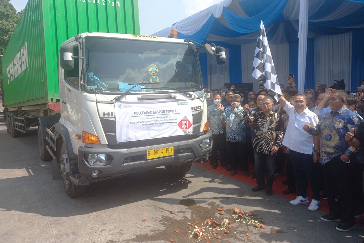 Mendag Zulkifli Hasan melepas ekspor tekstil PT Kewalram ke 5 negara, di kawasan industri, Sumedang, Jabar, Sabtu (13/8/2022). AAM AMINULLAH/KOMPAS.com