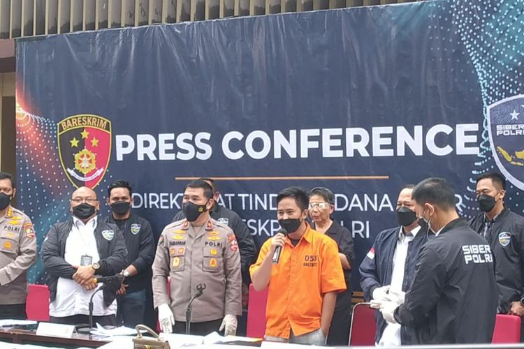 Tersangka kasus penipuan aplikasi Qoutex Doni Muhammad Taufik alias Doni Salmanan mengenakan baju tahanan di Mabes Polri, Jakarta, Selasa (15/3/2022).