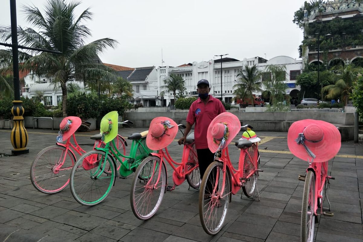 Suharto, penyewa sepeda ontel di Wisata Kota Tua, Jakarta menanti pengunjung, Kamis (5/11/2020).