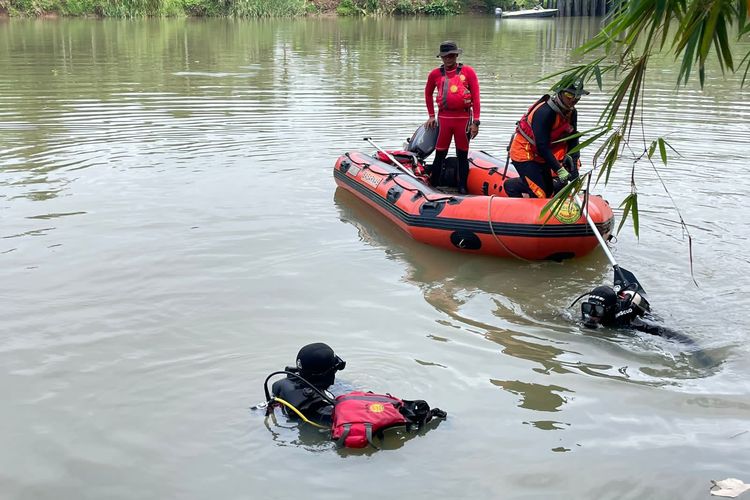 Tim Basarnas menyelam untuk mencari korban tenggelam Sungai Citanduy, Patimuan, Kabupaten Cilacap, Jawa Tengah, Jumat (15/3/2024).
