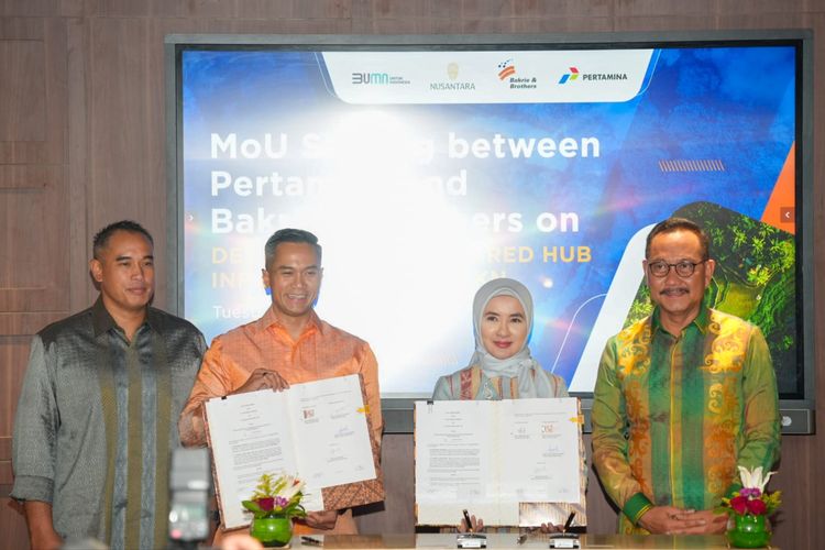 Kepala Otorita Ibu Kota Nusantara (OIKN) Bambang Susantono hadir dan menjadi saksi dalam penandatanganan Memorandum of Understanding (MoU) antara PT Pertamina (Persero) dan PT Bakrie & Brothers Tbk yang dilakukan oleh Direktur Utama PT Pertamina (Persero) Nicke Widyawati dan CEO Bakrie and Brothers Anindya Bakrie, terkait pengembangan infrastruktur Shared Hub, Selasa (26/3/2024).