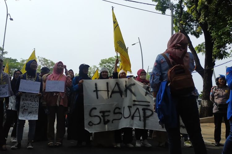Sejumlah mahasiswi PMII berunjuk rasa di depan kantor Pemerintah Kota Bekasi pada Selasa (10/12/2019), bertepatan dengan hari HAM Internasional.