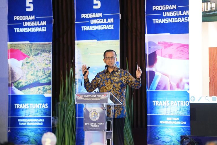 Menteri Transmigrasi (Mentrans) M Iftitah Sulaiman Suryanagara saat menghadiri IPT Investment Forum di Jakarta, Kamis (9/10/2025).