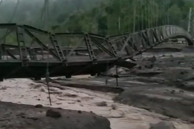 Kondisi Jembatan Gantung Kali Regoyo usai diterjang banjir lahar