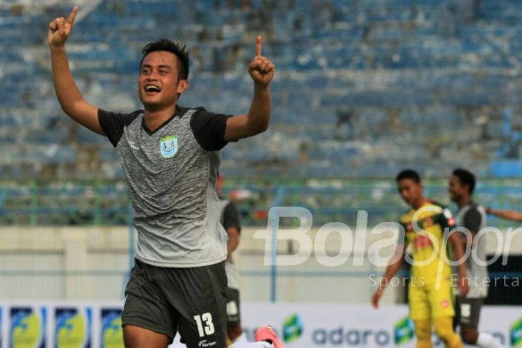 Pemain Persela Lamongan, Agung Pribadi, merayakan gol ke gawang Kedah FC pada laga Suramadu Super Cup di Stadion Gelora Bangkalan, Senin (8/1/2018).