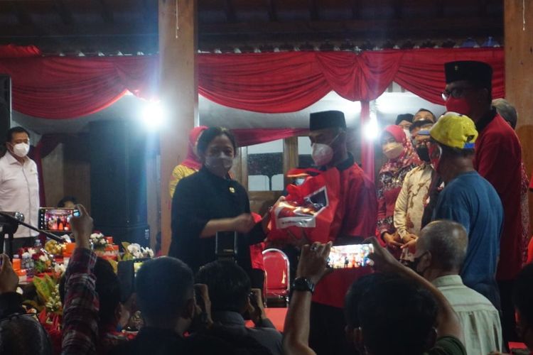 Ketua DPP PDI-P Puan Maharani memberikan secara simbolis bantuan sembako di Kantor DPC PDI-P Klaten, Jawa Tengah, Kamis (20/1/2022).