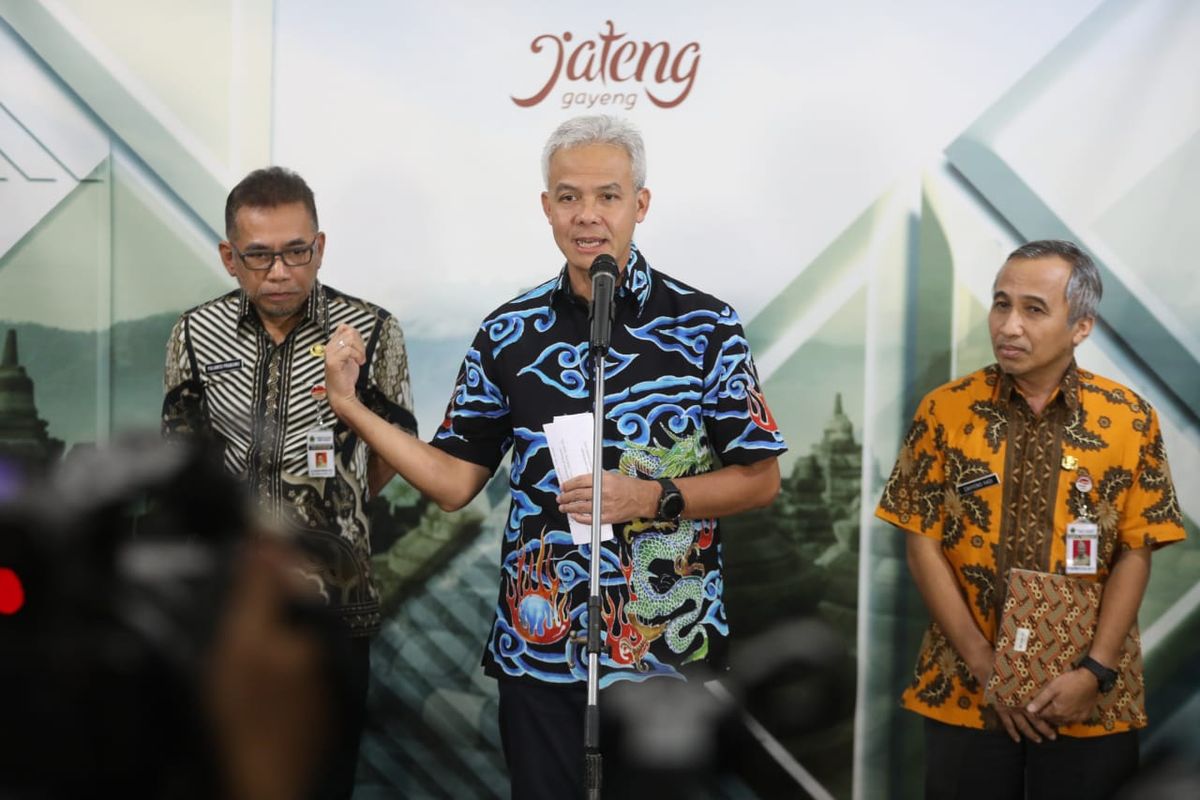 Gubernur Jawa Tengah Ganjar Praowo saat menggelar jumpa pers di rumah dinas Puri Gedeh, Jumat (13/3/2020).