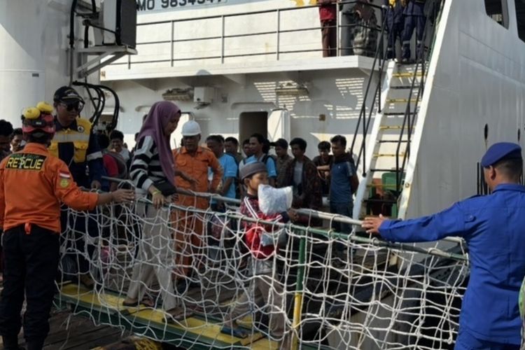 KMP Mutiara Sentosa 2 Disebut Punya Sekoci dan Life Raft, Kenapa Penumpang Lompat ke Laut?