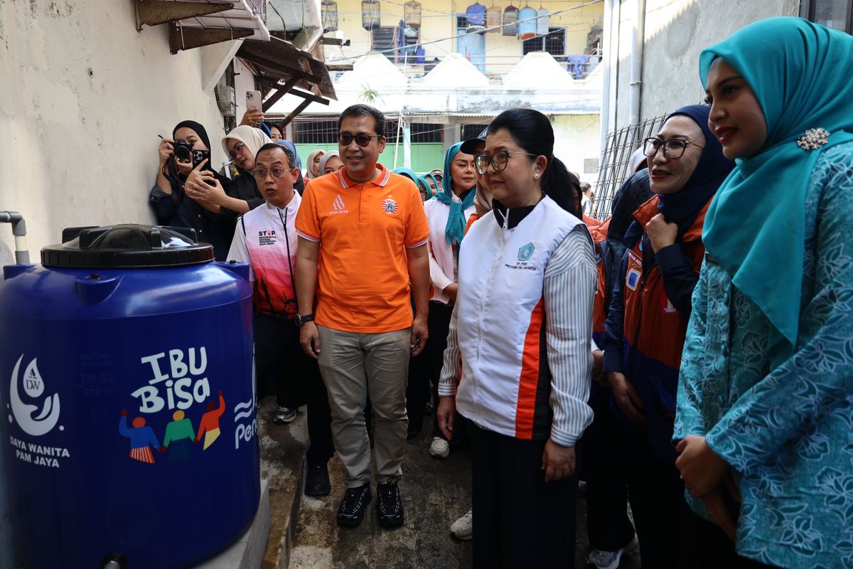 Direktur Operasional PAM JAYA Syahrul Hasan bersama Ketua TP PKK DKI Jakarta Hani Pramono Anung meninjau bantuan toren air gratis di Jakarta Utara, Rabu (15/4/2026).
