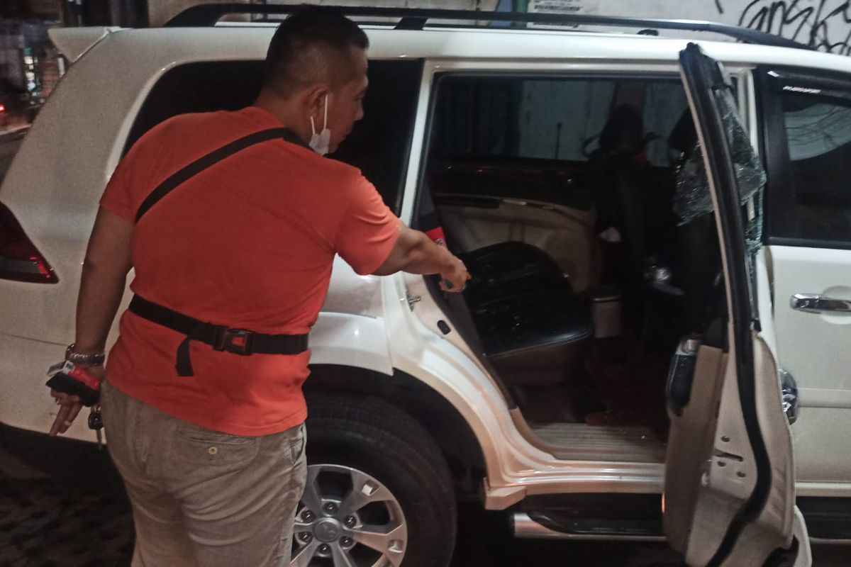 Ade Irawan, korban, saat menunjuk mobil miliknya yang dibobol pencuri. Sebanyak 38 STNK dan BPKB yang diletakkan di mobil itu raib dicuri saat Ade memarkirkan kendaraannya di Parung Serab, Ciledug, Kota Tangerang, Jumat (25/2/2022).