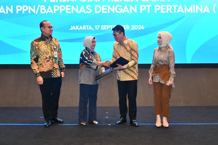 Direktur Utama Pertamina Nicke Widyawati bersama Direktur Sumber Daya Energi Mineral dan Pertambangan Kementerian PPN Bappenas Nizhar Marizi, Direktur SPPU Pertamina A. Salyadi Saputra dan Deputi Bidang Kemaritiman dan Sumber Daya Alam Kementerian PPN/Bappenas Vivi Yulaswati usai penandatanganan kerja sama ?Kolaborasi Perencanaan Transisi Energi Nasional dan Kewilayahan Untuk Memastikan Ketahanan Energi di Jakarta, Selasa (17/9/2024).