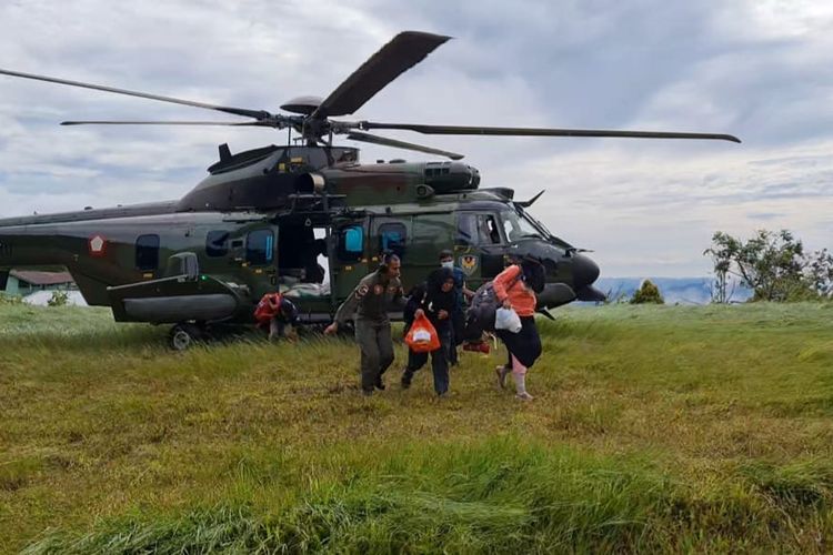 TNI Angkatan Udara (AU) menyiagakan satu unit Helikopter Caracal H-225M untuk membantu korban terdampak banjir dan tanah longsor di Kabupaten Luwu, Sulawesi Selatan.