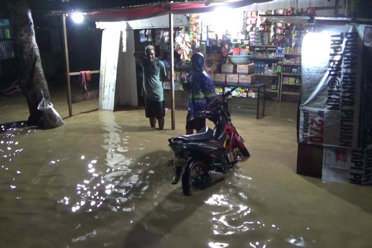 Hujan deras yang mengguyur Kota Palopo, Sulawesi Selatan sejak Kamis (28/03/2024) malam, membuat Sungai Latuppa meluap dan merendam empat kecamatan. permukiman warga dan ruas jalan terendam banjir