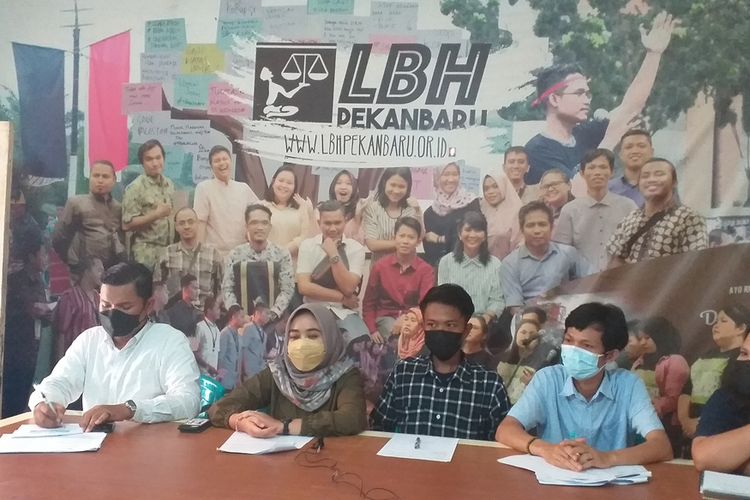 Mahasiswa Unri bersama LBH Pekanbaru mengadakan konferensi pers terkait dugaan pelecehan seksual yang dialami seorang mahasiswi, Minggu (7/11/2021).