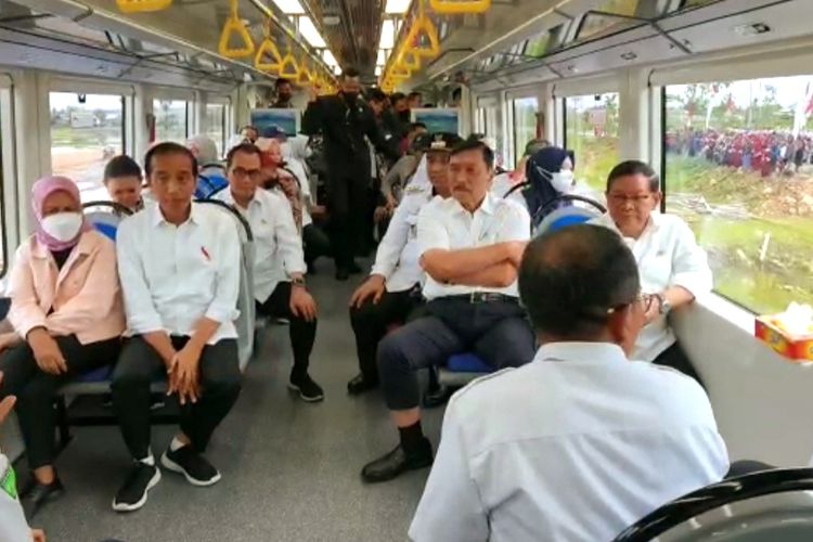 Presiden Joko Widodo, Ibu Iriana Joko Widodo dan Menko Marves Luhut Binsar Pandjaitan saat mencoba naik kereta api dari Stasiun Maros ke Stasiun Rammang-rammang yang ada di Kabupaten Maros, Sulawesi Selatan pada Rabu (29/3/2023).