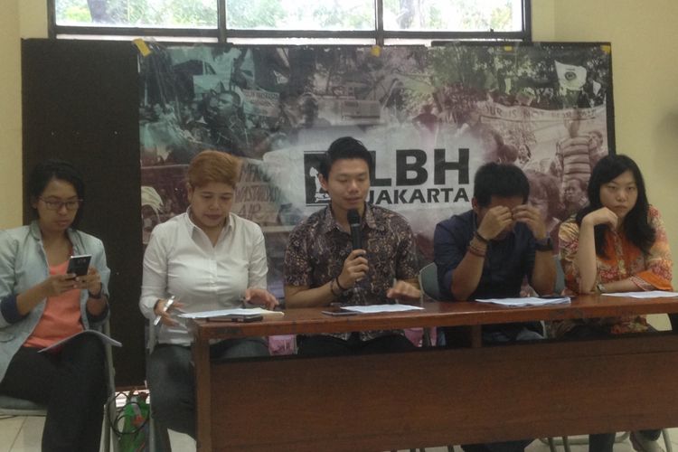 Direktur LBH Masyarakat Ricky Gunawan (tengah) beserta anggota LBH Jakarta dan perwakilan Komunitas Arus Pelangi saat konferensi pers di Gedung LBH Jakarta, Selasa (23/5/2017).