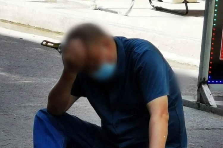 Gambar yang dirilis di Shenyang, China, menunjukkan seorang pria memegangi kepalanya yang tertancam kunci pas. Kunci pas tersebut dilaporkan tidak sengaja dijatuhkan dari lantai delapan oleh pekerja yang hendak memasang pendingin ruangan.
