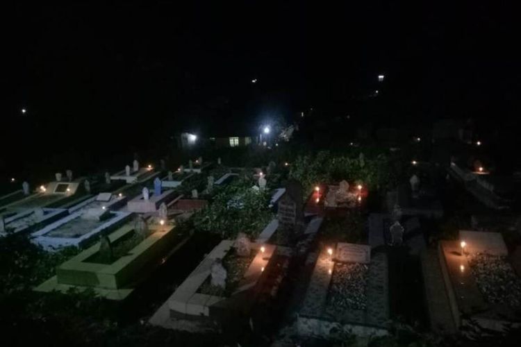 Warga di Desa Latu, Kecamatan Amalatu, Kabupaten Maluku Tengah menerangi kuburan keluarganya dengan membakar damar pada malam 27 likur atau malam 27 Ramdhan 1441 hijriah, Selasa (19/5/2020)