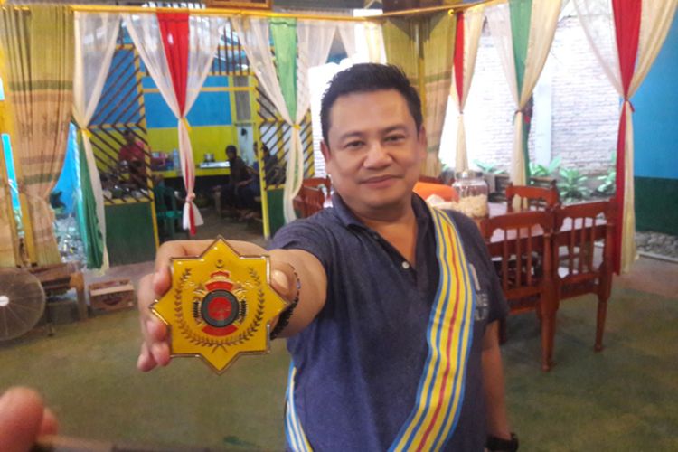 Nurseno SP Utomo, orang yang disebut sebagai Raja Kerajaan Kandang Wesi di Garut, Jabar, menunjukan pin penghargaan dari Forum Komunikasi Kesultanan dan Kerajaan Nusantara yang diterimanya tahun 2015 lalu, Jumat (24/1/2020)