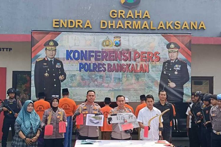 Kapolres Bangkalan AKBP Wiwit Ari Wibisono beserta jajarannya saat mempublikasikan pelaku pembacokan di Jalan Raya Halim Perdana Kusuma pekan lalu, di Mapolres Bangkalan