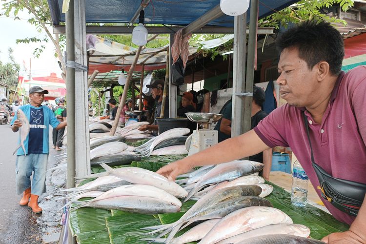 Pedagang ikan bandeng di Pasar Rawa Belong, Jakarta Barat menyebut omzet penjualan mereka menurun tahun ini. Para pedagang menduga hal itu terjadi lantaran perayaan Imlek tahun ini jatuh pada 23 Januari 2023 atau dipenghujung bulan. Hal itu disampaikan Pendi (65) saat ditemui di lokasi, Kamis (19/1/2023). 