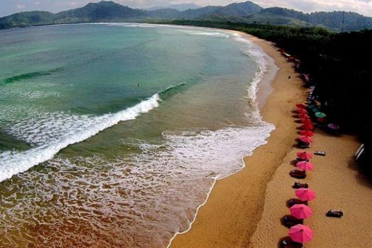 Pantai Pulau Merah di Banyuwangi, Jawa Timur.