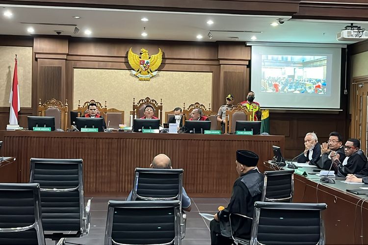 Gubernur nonaktif Papua Lukas Enembe dalam persidangan di Pengadilan Tindak Pidana Korupsi (Tipikor) pada Pengadilan Negeri (PN) Jakarta Pusat, Senin (19/6/2023). Jaksa Penuntut Umum (JPU) pada Komisi Pemberantasan Korupsi (KPK) menduga Lukas Enembe menerima suap dan gratifikasi senilai Rp 45,8 miliar.