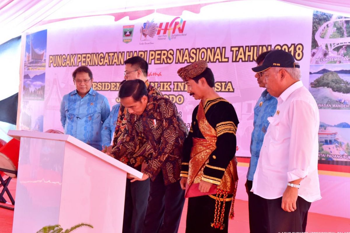 Presiden Joko Widodo mencanangkan revitalisasi Kawasan Saribu Rumah Gadang di Kabupaten Solok Selatan, Provinsi Sumatera Barat, Jumat (9/2/2018).