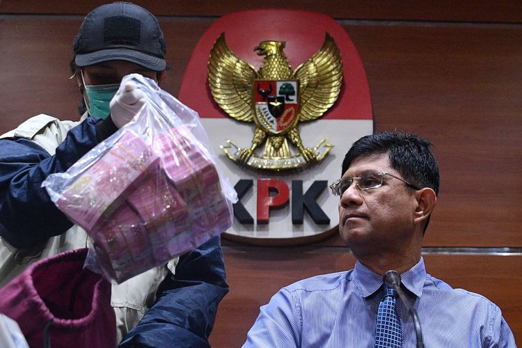 Wakil Ketua KPK Laode M Syarif (kanan) dan penyidik menunjukkan barang bukti hasil operasi tangkap tangan (OTT) KPK di kantor KPK, Jakarta, Senin (15/10/2018). KPK menetapkan 9 orang tersangka yang diduga terkait kasus perizinan proyek pembanguan Meikarta di Kabupaten Bekasi yang salah satunya Bupati Bekasi, Neneng Hasanah Yasin dengan barang bukti uang 90 ribu dolar Singapura dan Rp513 juta dengan total komitmen Rp13 miliar. ANTARA FOTO/Sigid Kurniawan/pd/18.